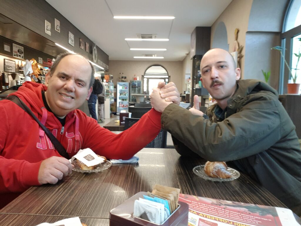 In questa foto io e Samir di Rap Rumeno al bar della Stazione a Settimo Torinese (TO)